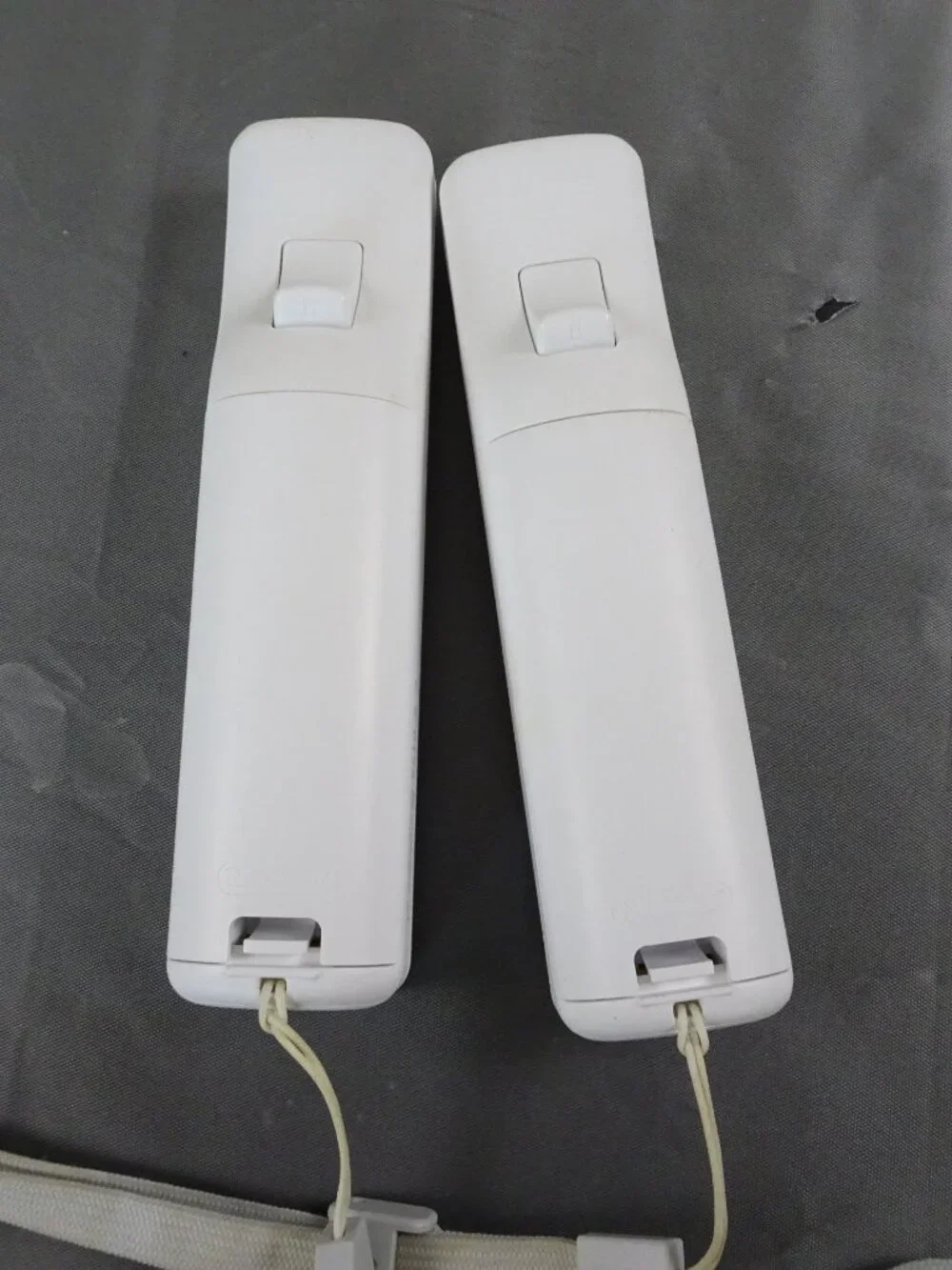 Set 2: Wii Remote & Nunchuck Controllers with silicone remote cover for Wii game - Picture 4 of 5